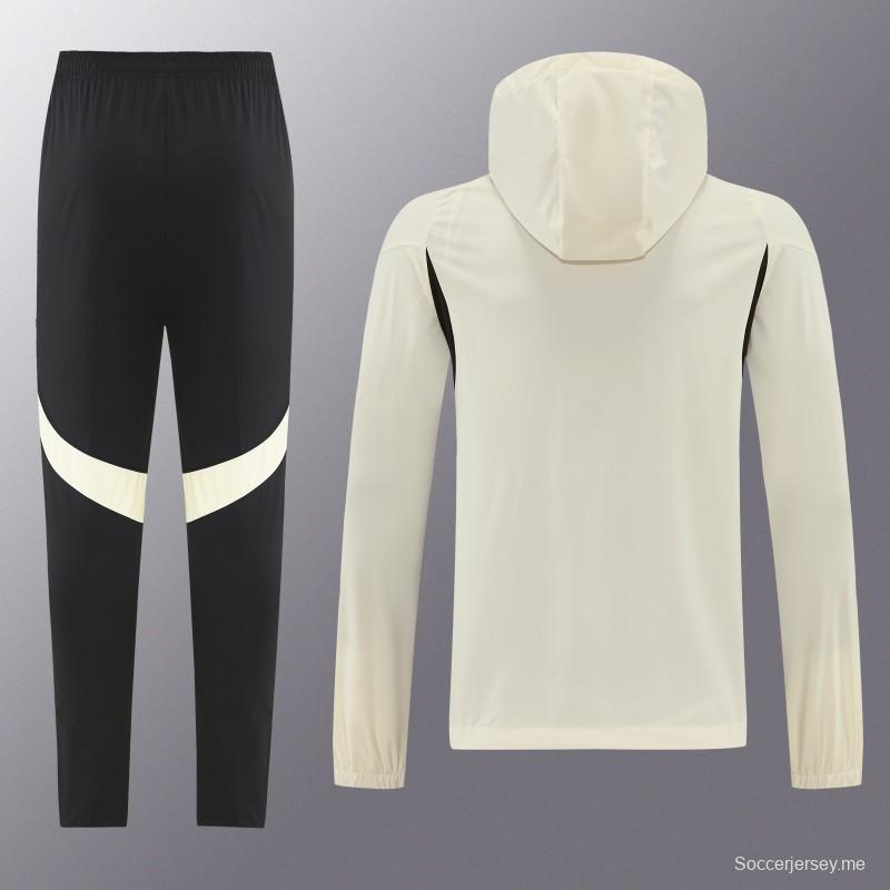 26/27 طقم رياضي من ليفربول بلون كريمي مع سترة بغطاء رأس وسحاب كامل + بنطال طويل أسود