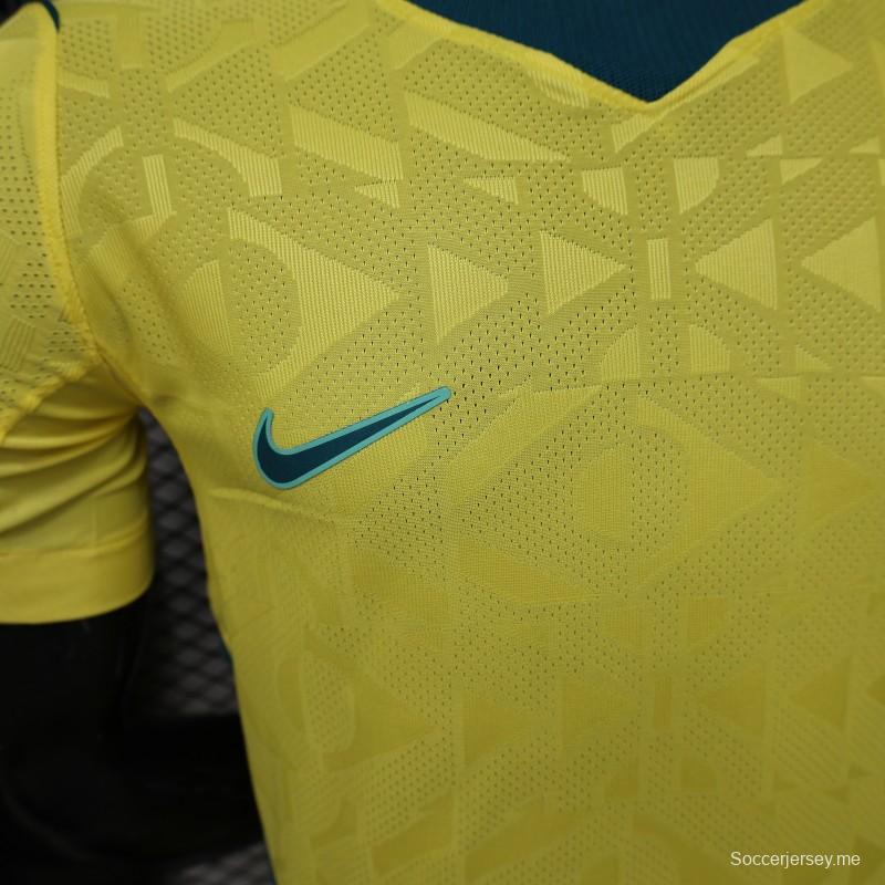 قميص اللاعب رقم 2026 باللون الأصفر البرازيلي بنمط هندسي - قميص المباريات على أرض الفريق