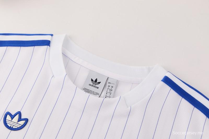 26/27 قميص تشيلسي ذو أشرطة بيضاء بأكمام قصيرة + شورت كرة قدم أزرق