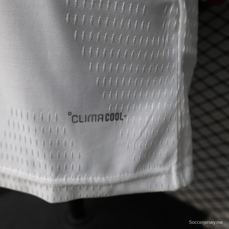 قميص اللاعب رقم 26/27، ريال مدريد، أبيض بخط بورجوندي، قميص المباراة الرئيسية بأكمام طويلة