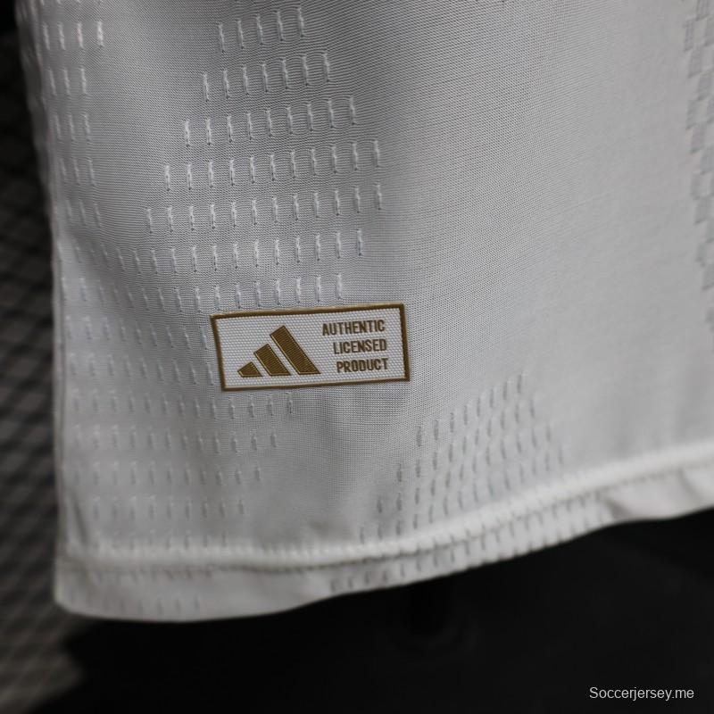 قميص اللاعب رقم 26/27، ريال مدريد، أبيض بخط بورجوندي، قميص المباراة الرئيسية بأكمام طويلة