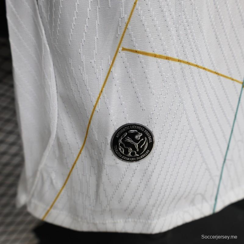 قميص اللاعب الإصدار 2026 باللون الأبيض مع نقوش متعددة الألوان - إصدار خاص