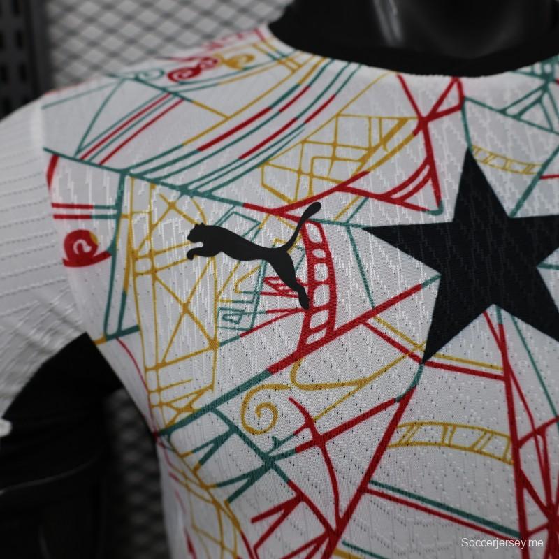 قميص اللاعب الإصدار 2026 باللون الأبيض مع نقوش متعددة الألوان - إصدار خاص