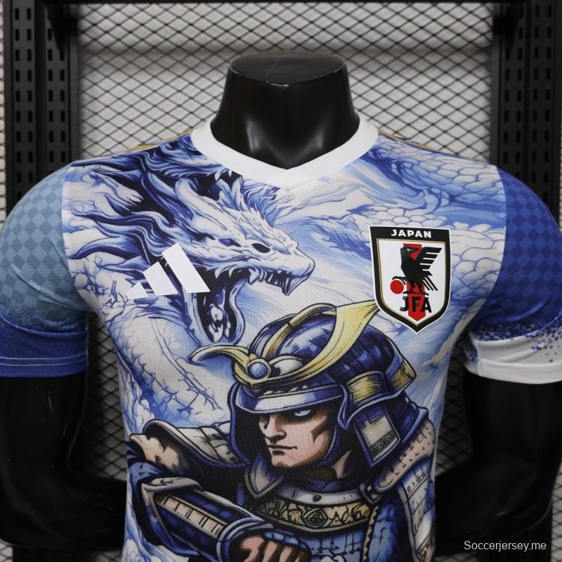 قميص أبيض كامل بتقنية التسامي من الإصدار الخاص "ساموراي بلو دراجون" لعام 2026 من أديداس لليابان