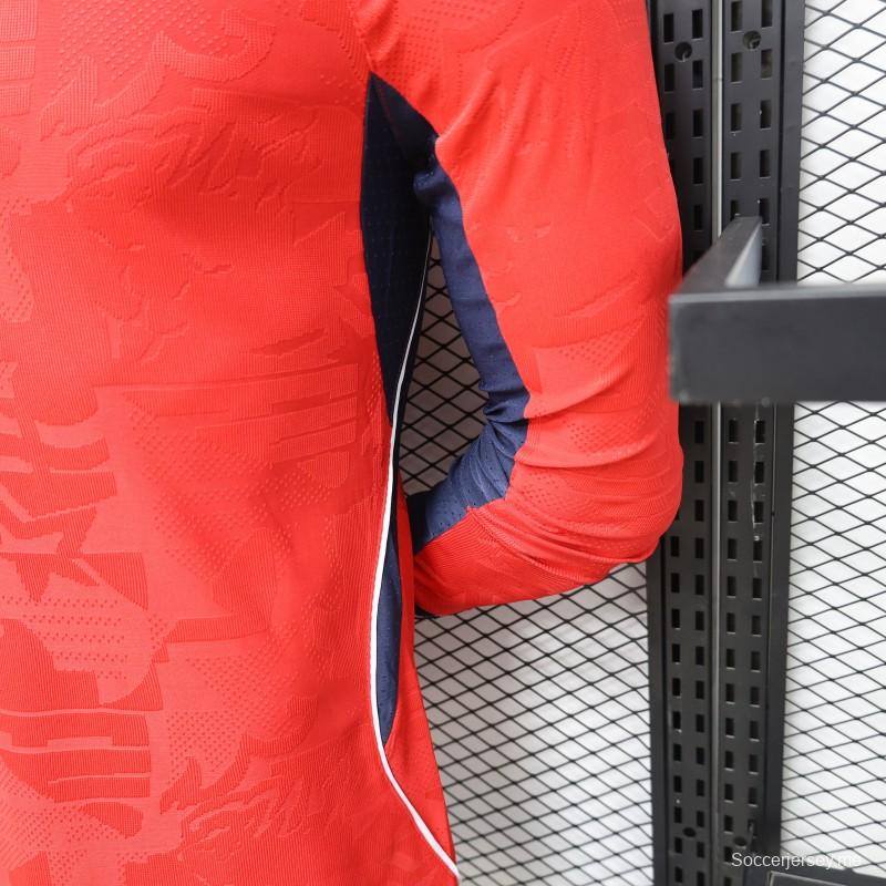 قميص لاعب إنجلترا خارج أرضها باللون الأحمر طويل الأكمام، إصدار 26/27