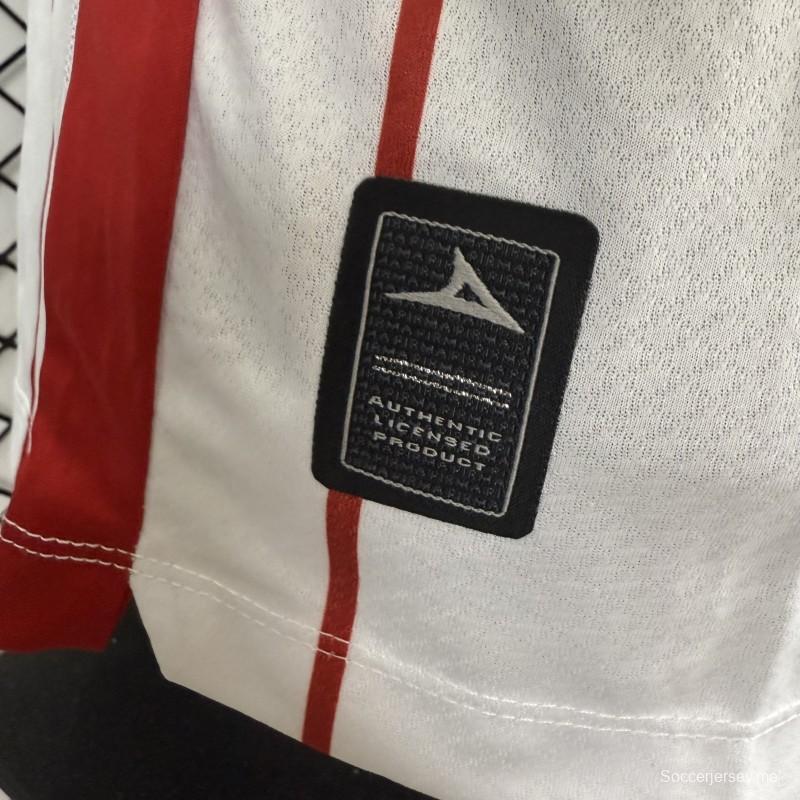 قميص اللاعب رقم 25/26 للنادي "نيكاكسا" باللون الأبيض مع خطوط حمراء رفيعة