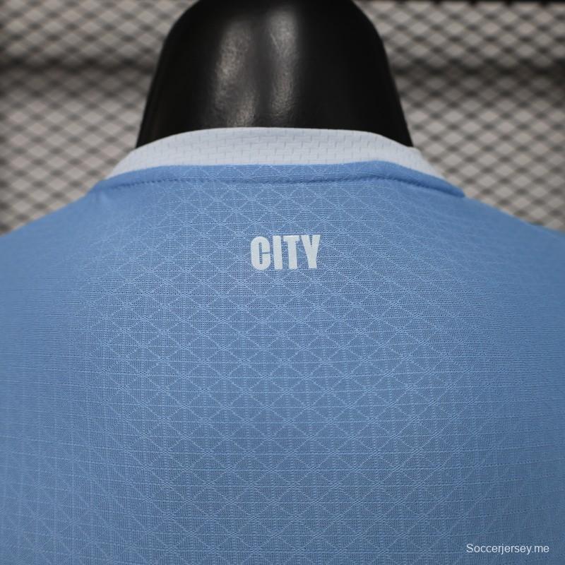 قميص مانشستر سيتي الأزرق السماوي مع شريط جانبي أبيض (نسخة اللاعبين) - قميص المباريات على أرض الفريق