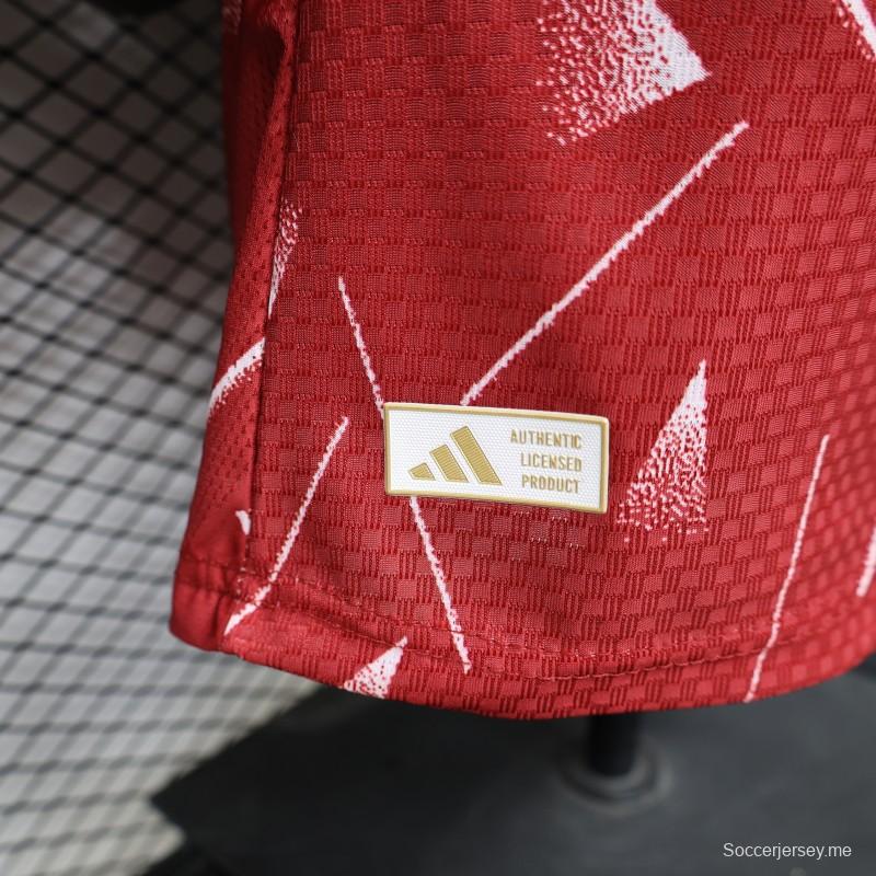 قميص ليفربول الأحمر للاعبين من إصدار 26/27 بنمط هندسي متشقق، إصدار خاص للمباريات على أرض الفريق