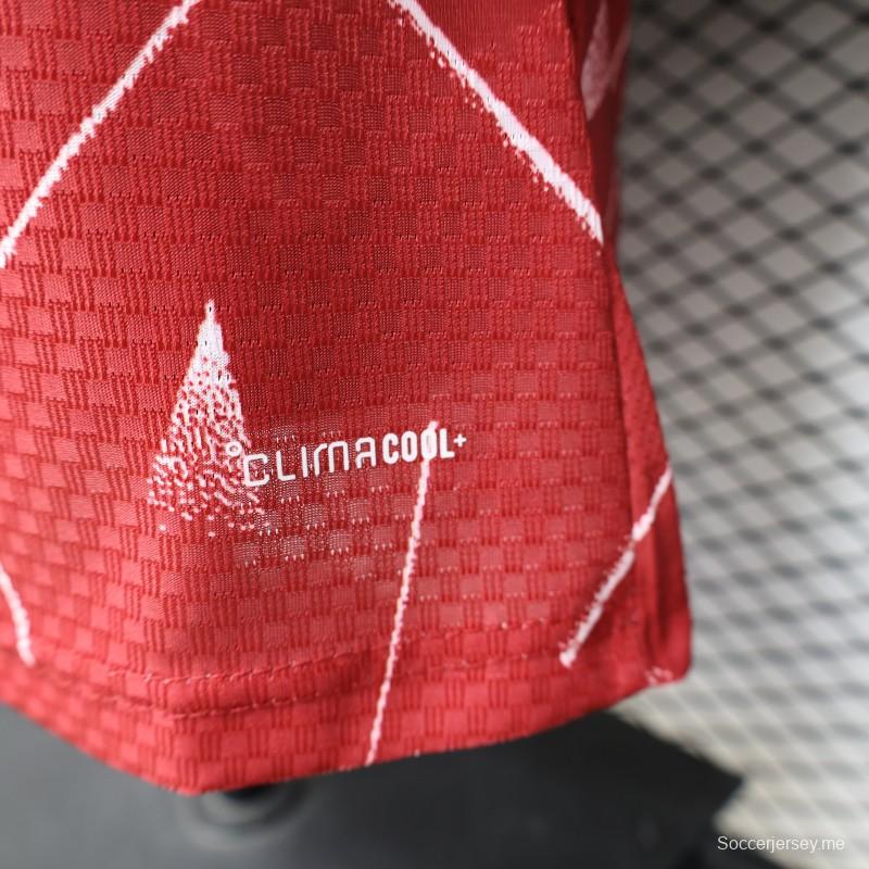 قميص ليفربول الأحمر للاعبين من إصدار 26/27 بنمط هندسي متشقق، إصدار خاص للمباريات على أرض الفريق