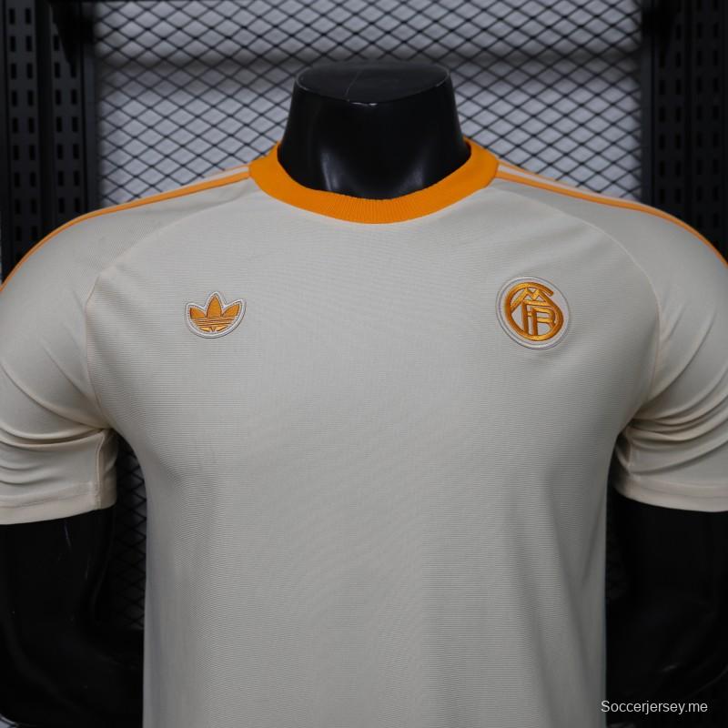 قميص لاعب بايرن ميونيخ طراز 26/27 باللونين الكريمي والأبيض، إصدار كلاسيكي من عام 1990، بأكمام قصيرة