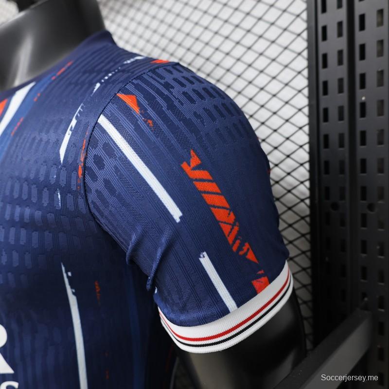 قميص باريس سان جيرمان الأزرق الداكن مع لمسات برتقالية للاعبين، موسم 2025/2026