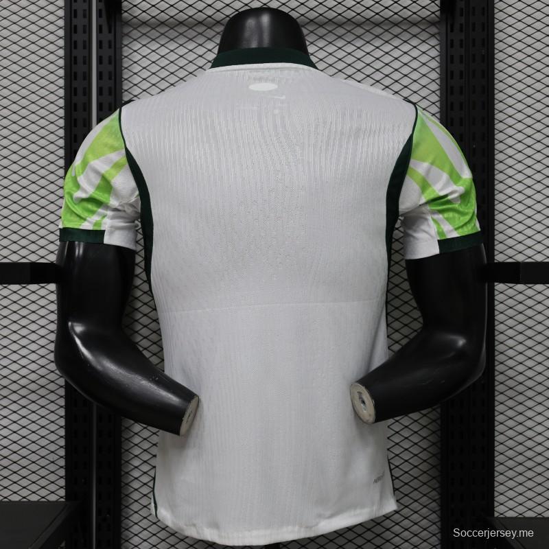 قميص اللاعب خارج أرضه، إصدار 2026، نيجيريا، أبيض مع شريط أخضر