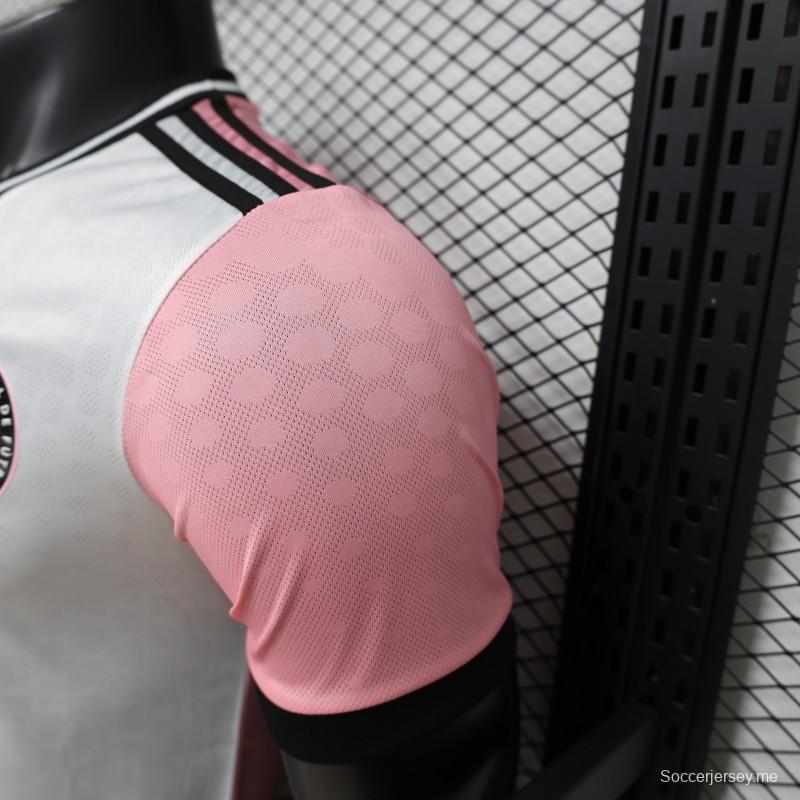 قميص اللاعب رقم 26/27 لفريق إنتر ميامي سي إف  باللونين الوردي والأبيض مع لوحة مقسمة - قميص المباريات على أرض الفريق