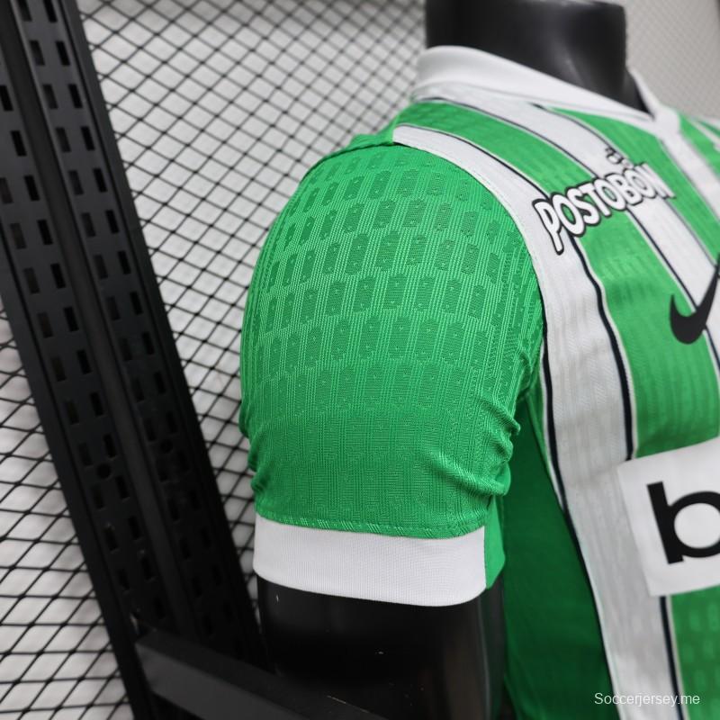 قميص اللاعب رقم 26/27 لفريق أتلتيكو ناسيونال باللونين الأخضر والأبيض مع خطوط عمودية (قميص المباريات على أرض الفريق)