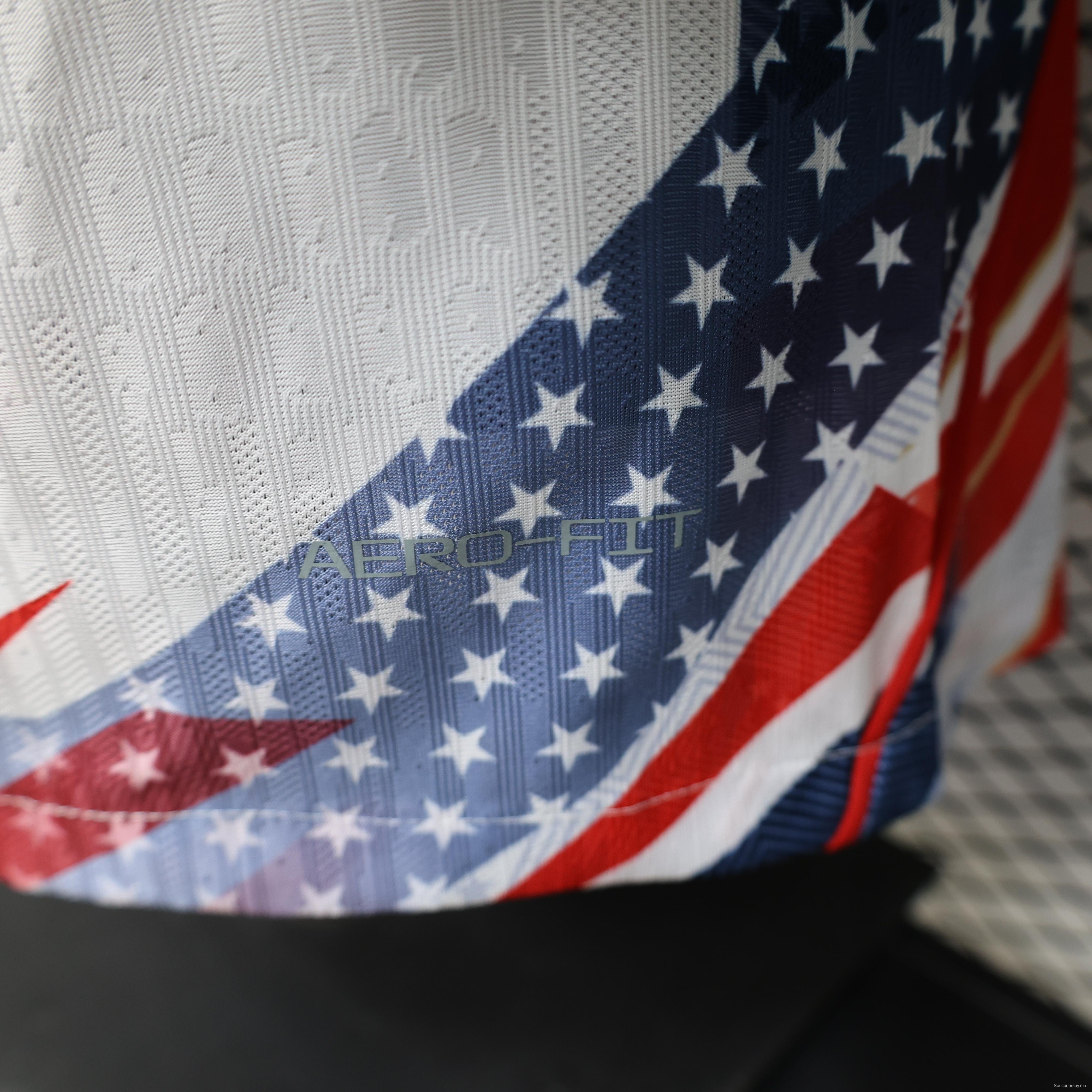 قميص اللاعب الإصدار 2026 الولايات المتحدة الأمريكية  اللون الأبيض/الأحمر/الأزرق بطبعة العلم الأمريكي، إصدار خاص