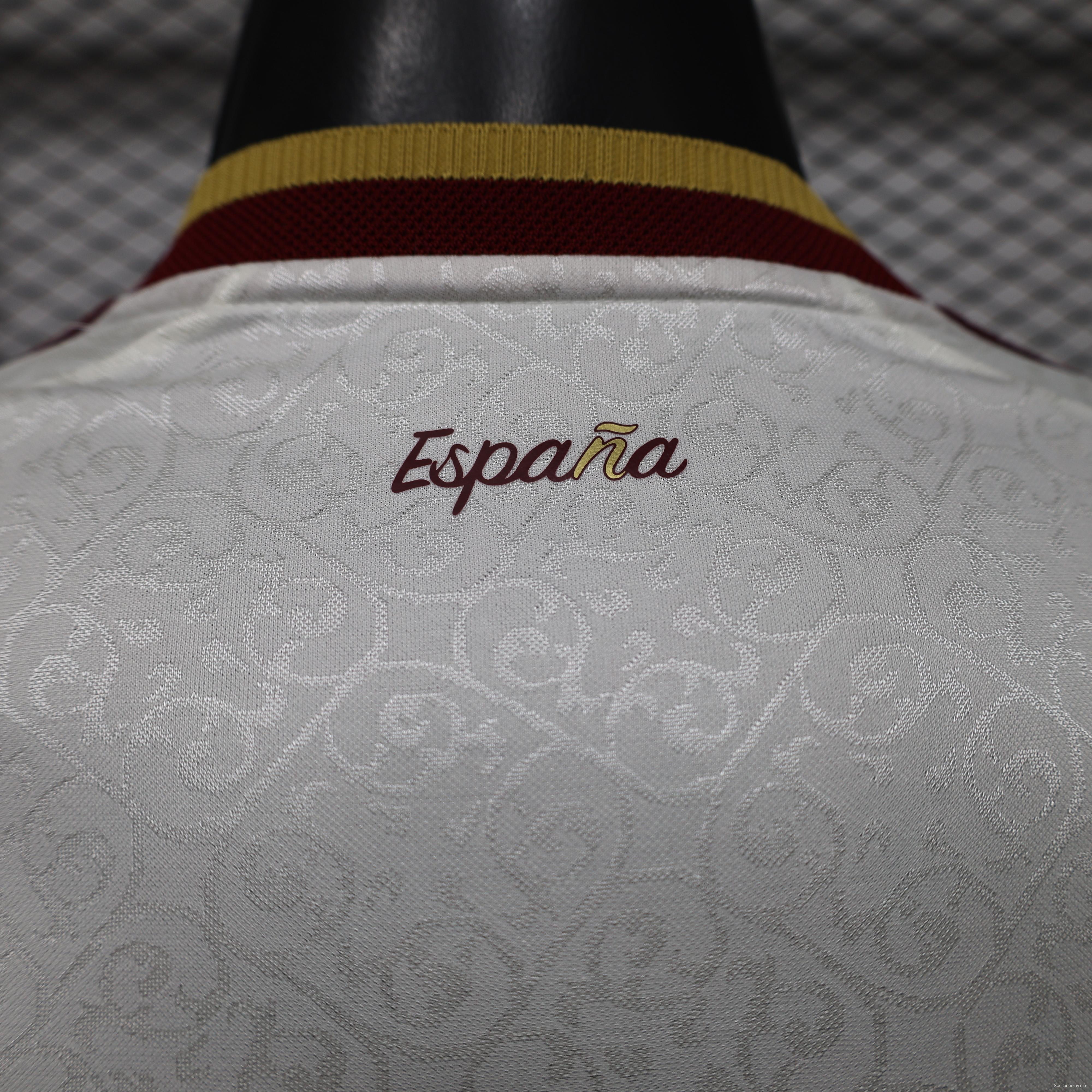 قميص اللاعب ذو الأكمام الطويلة باللون الأبيض لمباريات إسبانيا خارج أرضها للموسم 26/27