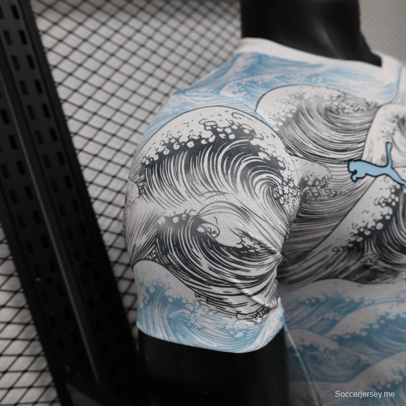 قميص الهلال لكرة القدم، إصدار اللاعبين 26/27، أبيض وأزرق، بنقشة موجة هوكوساي، إصدار خاص للملابس الخارجية