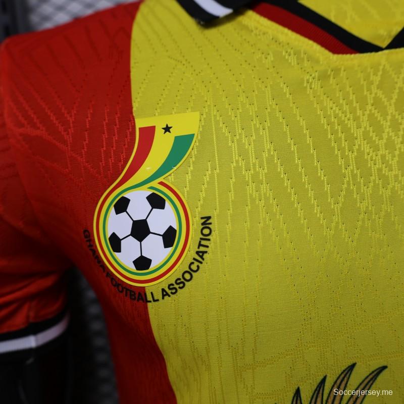 قميص اللاعب الإصدار 2026، الإصدار الخاص بغانا، باللون الأصفر والأحمر والأخضر، مزود بشعار النبالة الوطني والعلم