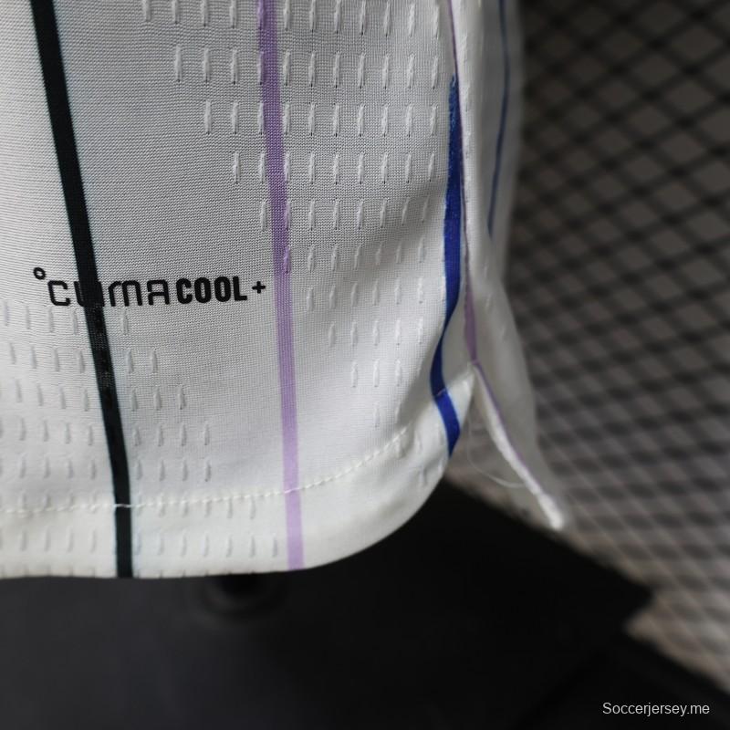 قميص لاعب طويل الأكمام من الإصدار 2026، الإصدار الخاص باليابان، باللون الأبيض مع خطوط رفيعة بألوان قوس قزح