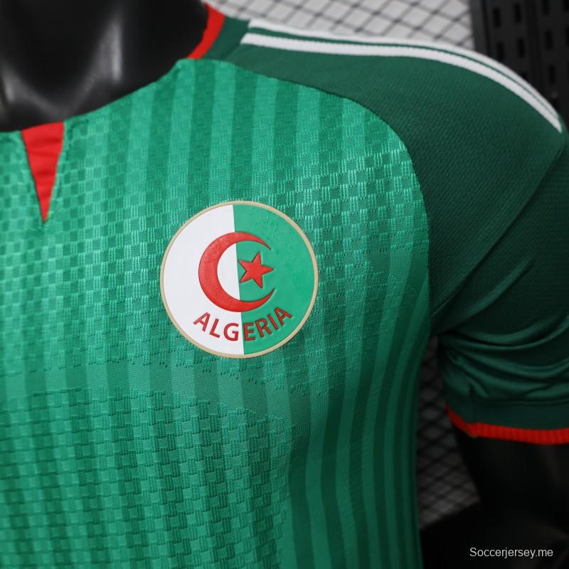 قميص اللاعب نسخة 26/27 للمنتخب الجزائري خارج أرضه باللون الأخضر مع خطوط عمودية بلون متناسق