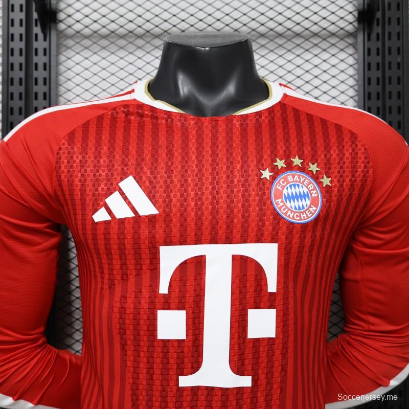 قميص لاعب بنادي بايرن ميونيخ، موسم 2026/2027، باللون الأحمر مع خطوط مائلة باللون الأحمر نفسه، بأكمام طويلة