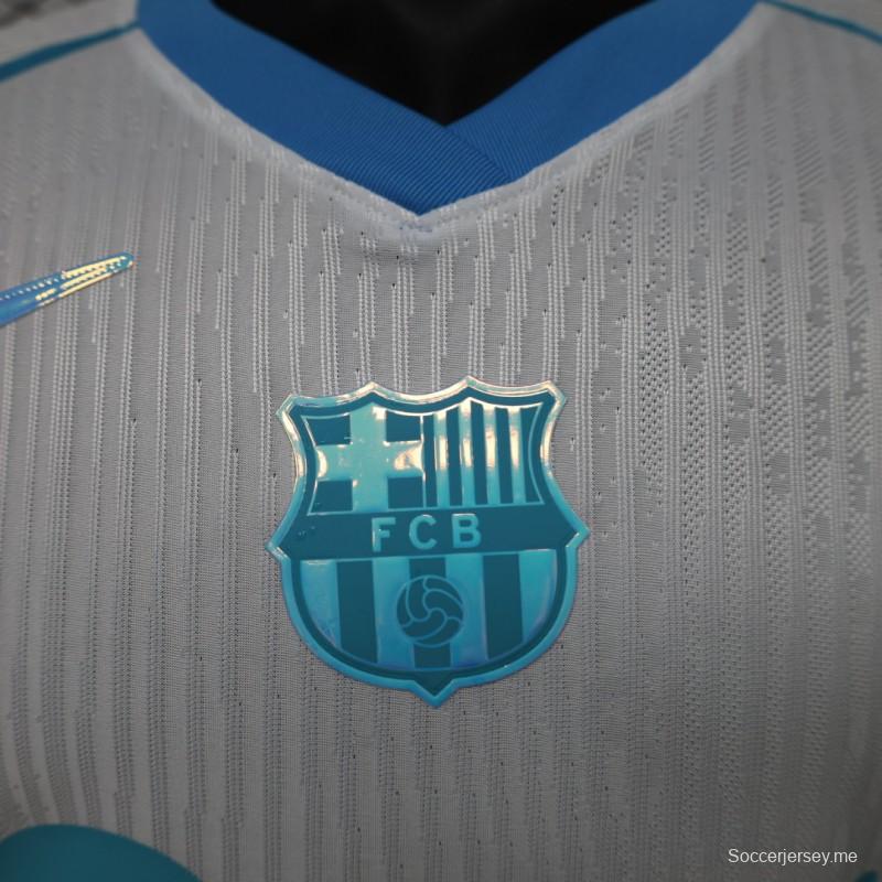 قميص اللاعب خارج الملعب من الإصدار الخاص الأبيض لفريق برشلونة للموسم 26/27