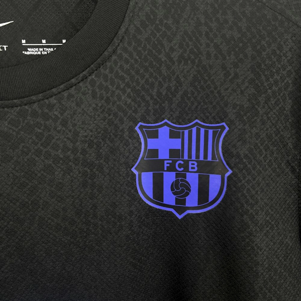 2025/26 قميص برشلونة إكس كوبي براينت قبل المباراة خارج الملعب