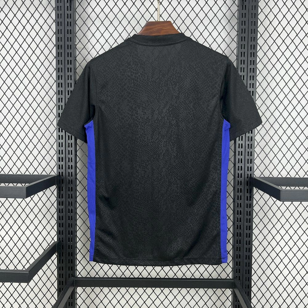 2025/26 قميص برشلونة إكس كوبي براينت قبل المباراة خارج الملعب