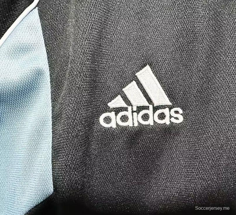 قميص نيوكاسل يونايتد الرجعية 00/01 خارج ملعب نيوكاسل يونايتد
