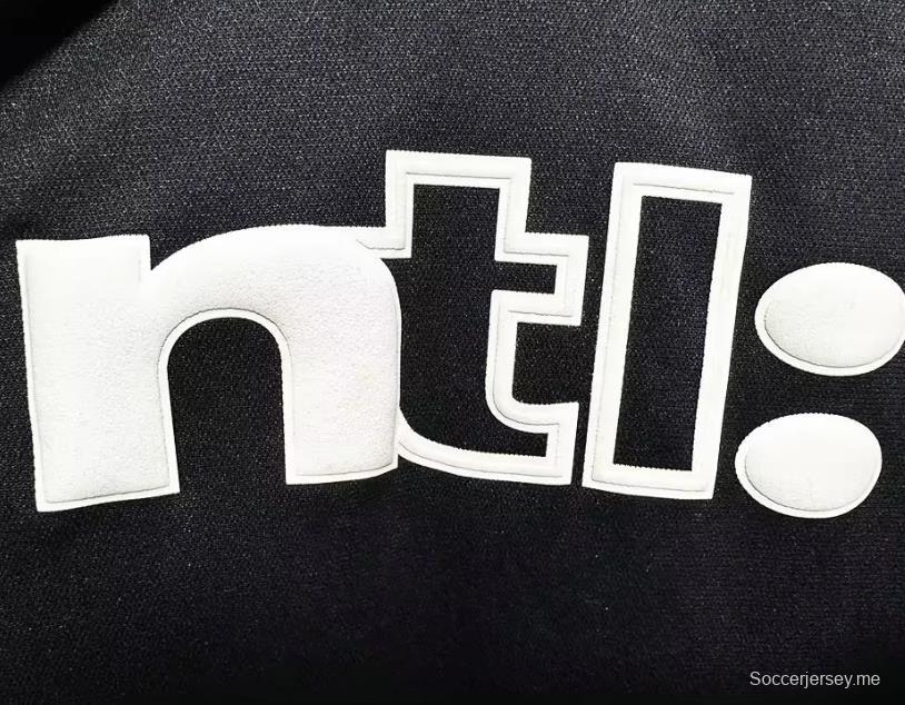 قميص نيوكاسل يونايتد الرجعية 00/01 خارج ملعب نيوكاسل يونايتد
