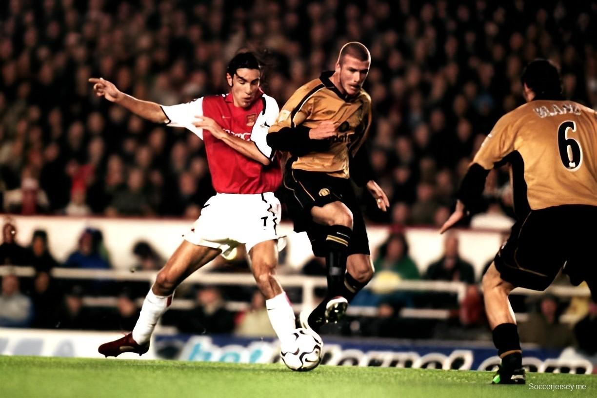 قميص ريترو 01/02 مانشستر يونايتد في الذكرى المئوية الثالثة لمانشستر يونايتد بأكمام طويلة عكسية
