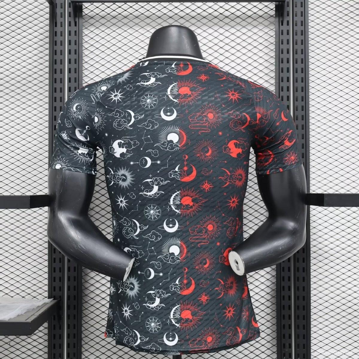 نسخة اللاعب 2024 قميص خاص من إصدار 2024 اليابان باللون الأسود المرصع بالنجوم والسماء المرصعة بالنجوم
