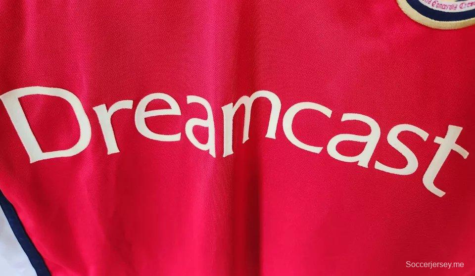 قميص قديم 99/00 لأرسنال على أرضه
