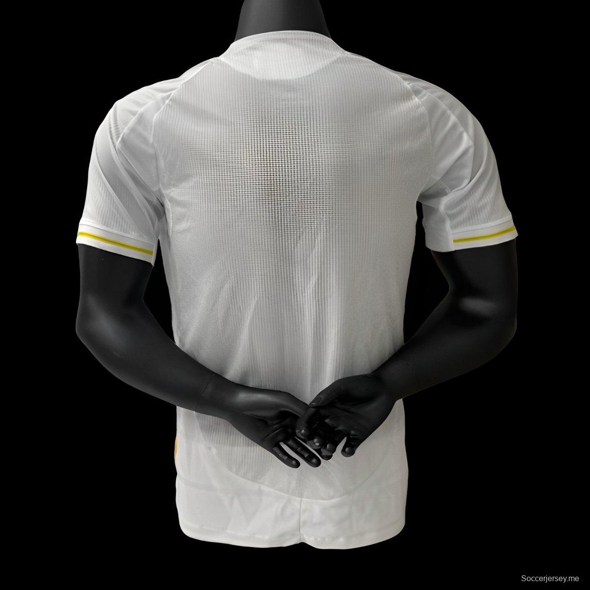 قميص ريال مدريد 25/26 نسخة اللاعب 25/26 على أرض ريال مدريد