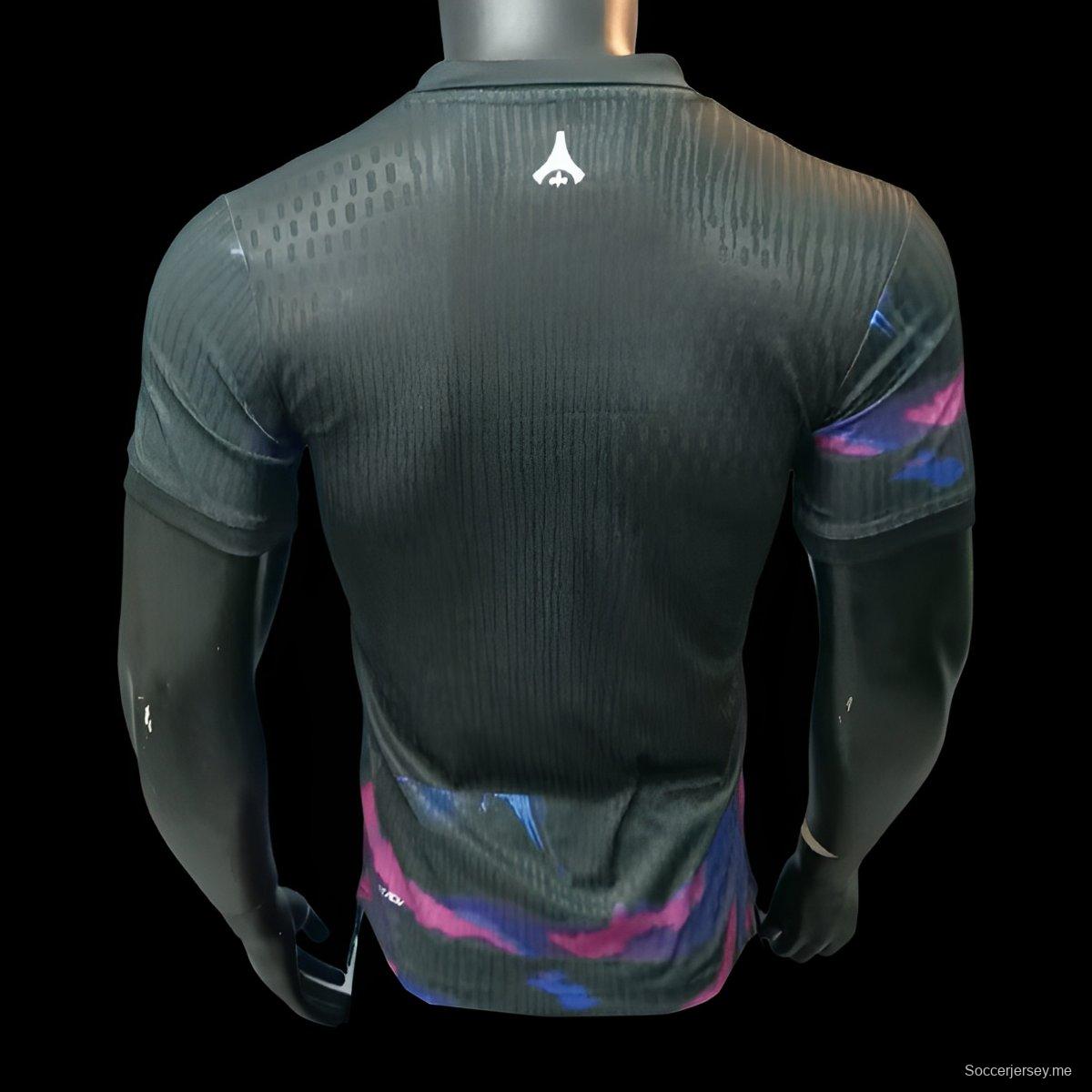 إصدار اللاعب 25/26 باريس سان جيرمان باريس سان جيرمان قميص أسود مع قميص بنقوش زرقاء زهرية مجردة