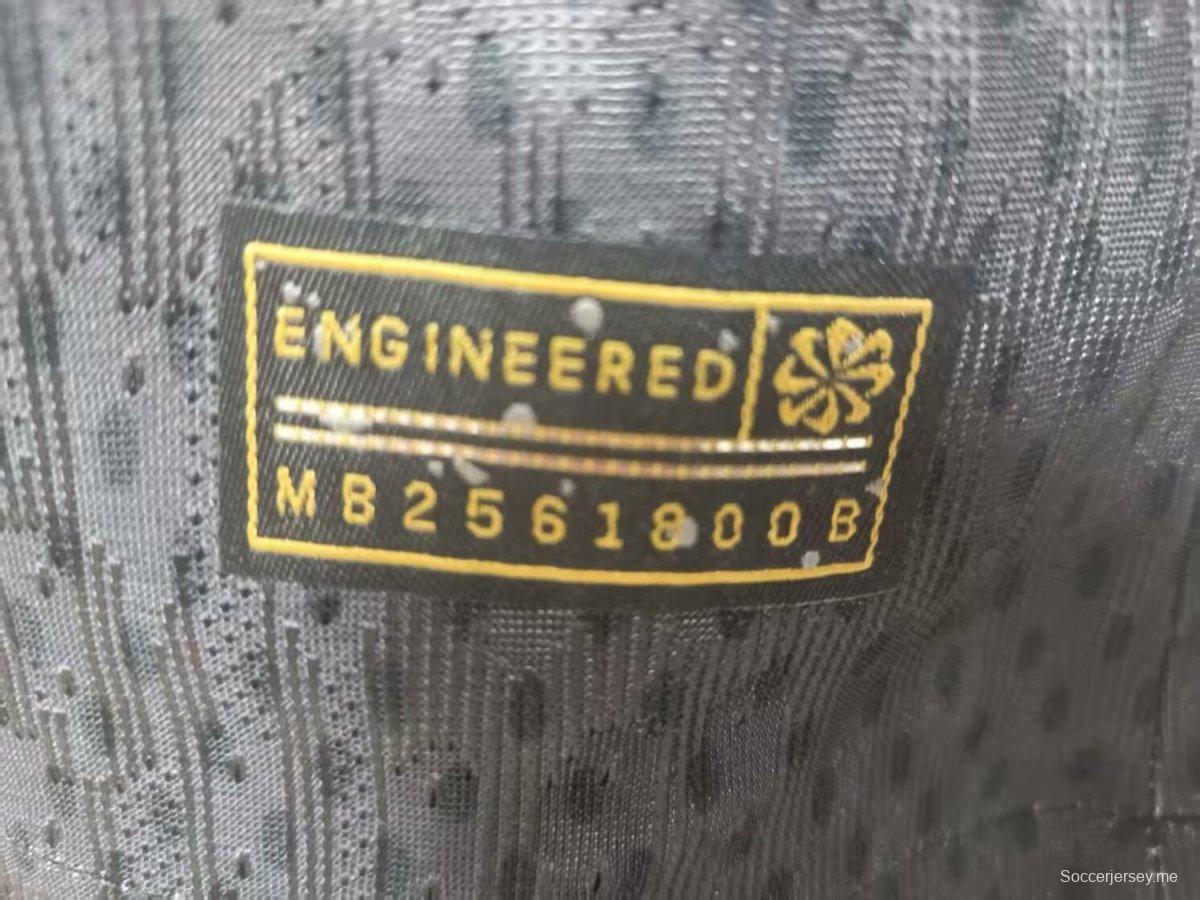 نسخة اللاعب 25/26 من قميص نادي برشلونة لكرة القدم أسود بخطوط بيضاء