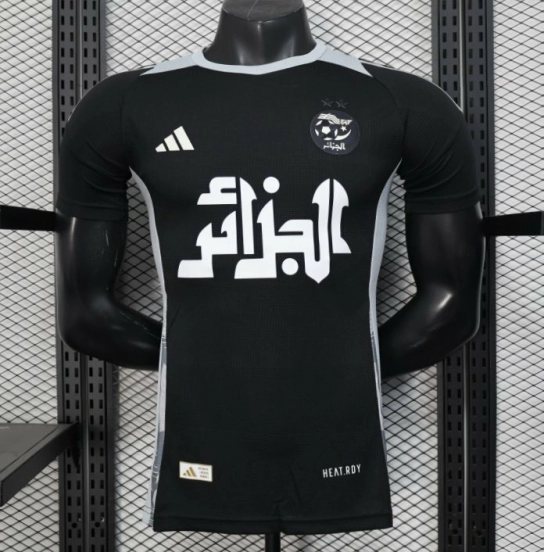 إصدار اللاعب 2025 قميص الجزائر أسود مع قميص راعي عربي أبيض اللون أسود مع راعي عربي أبيض
