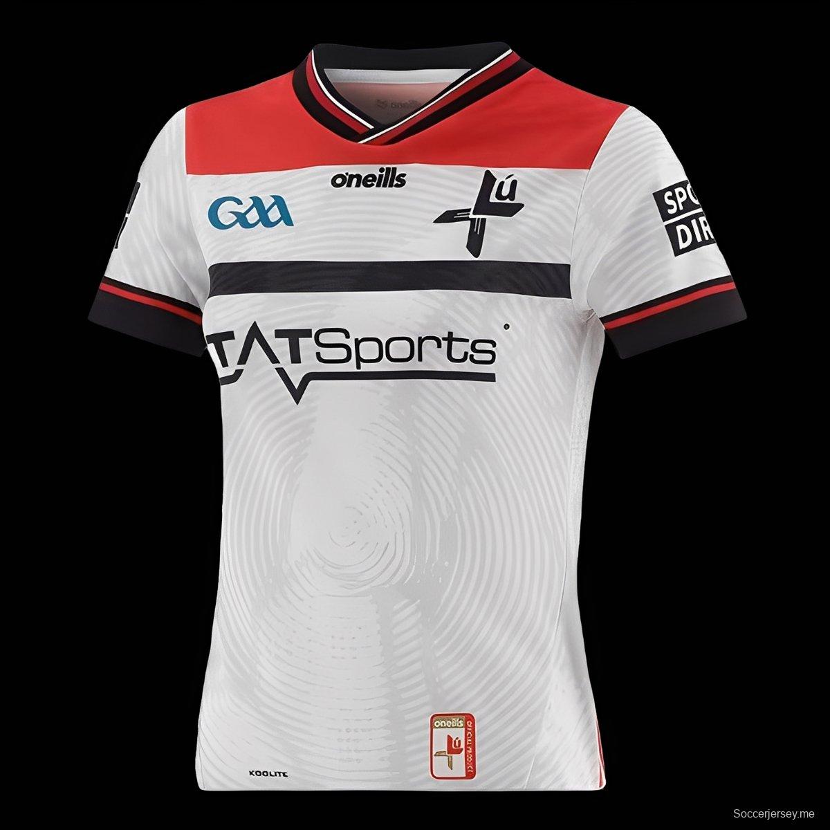 2026 Louth GAA أبيض مع أكتاف حمراء وقميص مخطط باللون الأسود