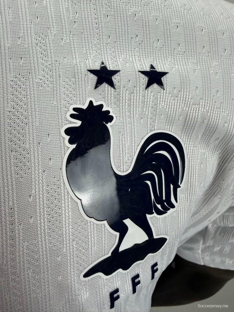 قميص اللاعبين الأبيض للمنتخب الفرنسي خارج أرضه، إصدار 2026