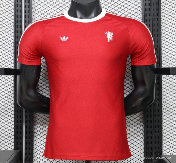 قميص لاعب مانشستر يونايتد باللون الأحمر مع ثلاث خطوط بيضاء على الكتفين - موسم 2026/2027