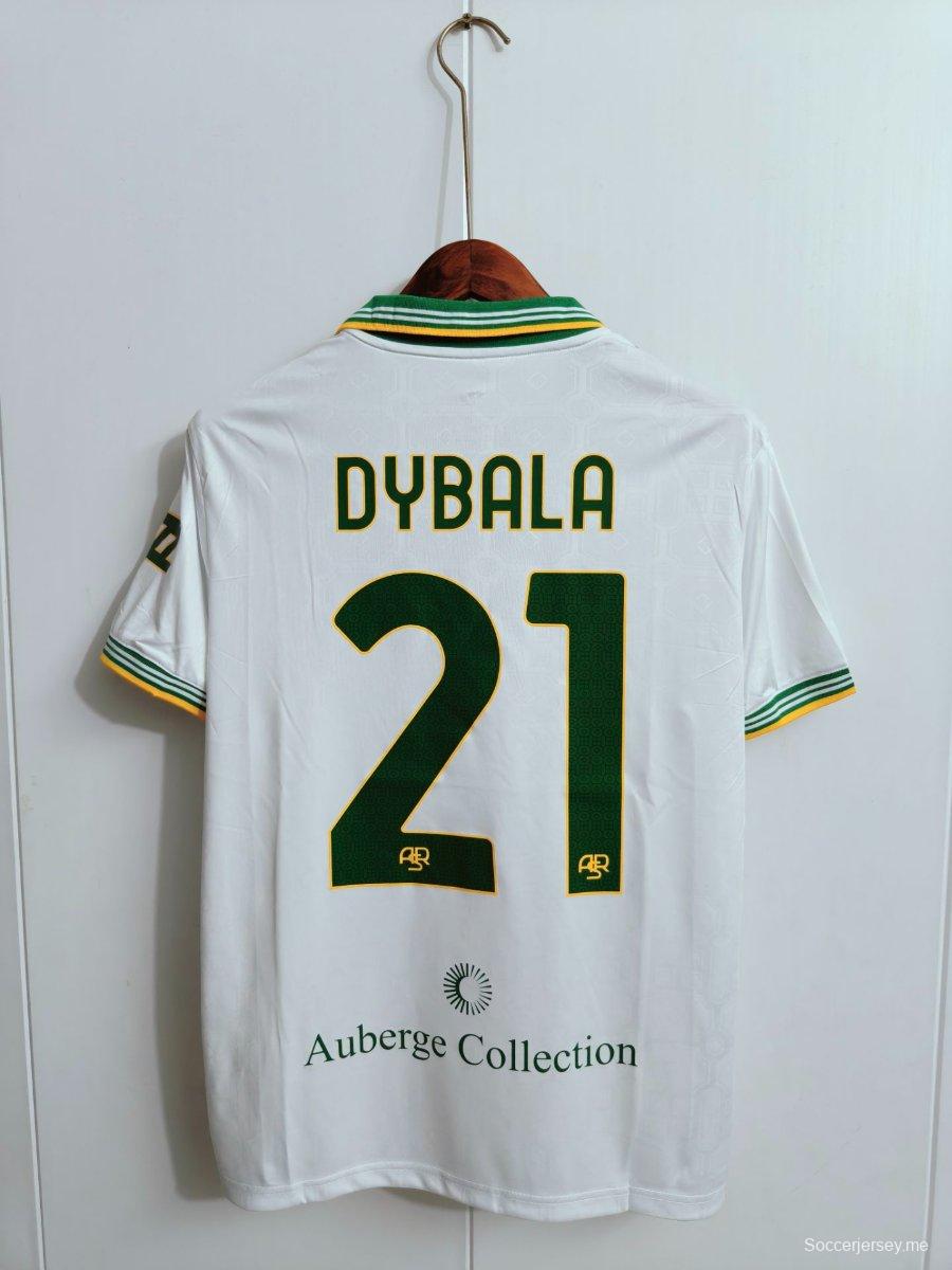 القميص الأبيض الثالث لفريق روما لموسم 2025/2026 مع شعار الراعي الكامل