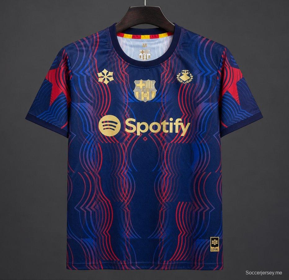 قميص برشلونة قبل المباراة 26/27 باللون الأزرق الداكن/الأحمر/الذهبي